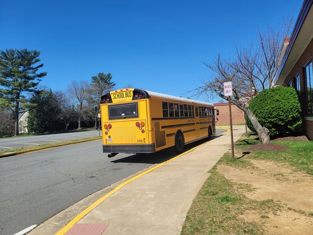 미국 버지니아주의 한 공립 고등학교 앞