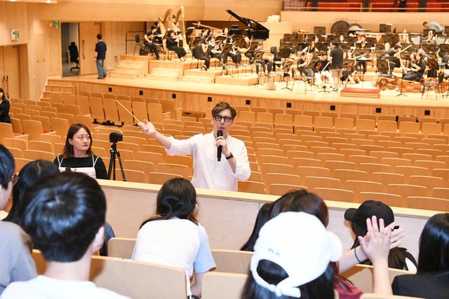 오픈 리허설 진행하는 부천필하모닉 아드리앙 페뤼숑 지휘자