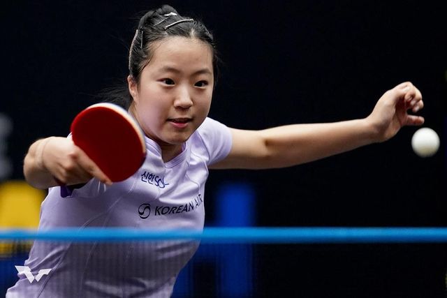 신유빈의 WTT 유럽 스매시 경기 장면