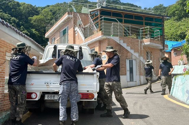 생수 운반하는 해군 장병들