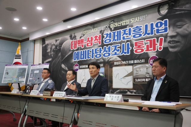 예타 통과 기자회견하는 김진태 지사