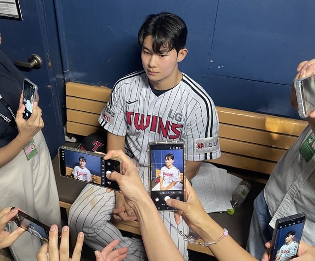 취재진의 '셔터 세례'를 받는 LG 신인 김영우