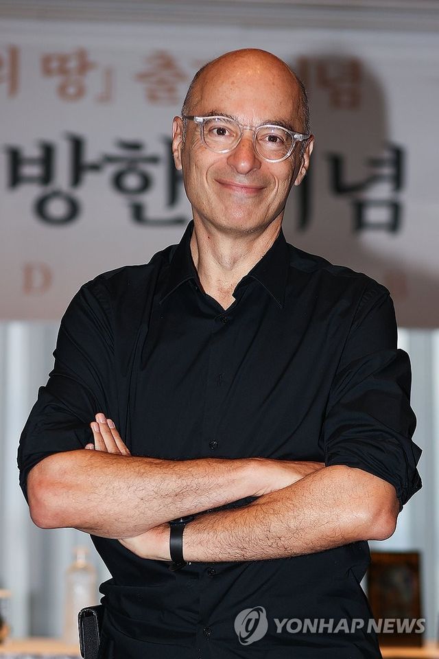 포즈 취하는 베르나르 베르베르