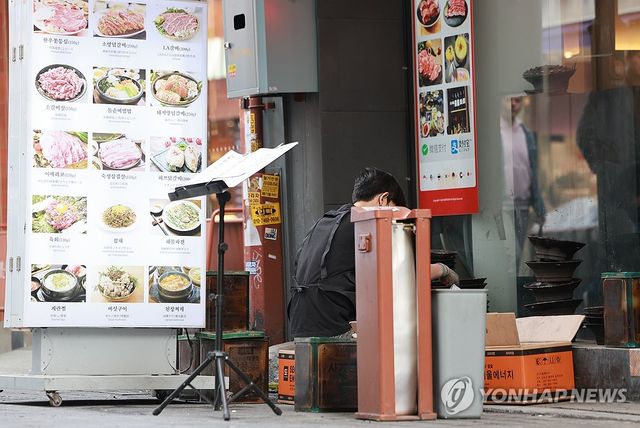 내수부진에 고용한파, 도소매·숙박음식 취업자도 감소