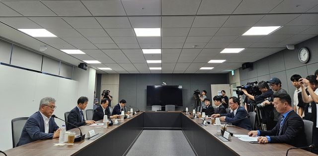 (서울=연합뉴스) 김잔디 기자 = 보건복지부는 21일 서울 중구 T타워에서 제4차 수련협의체 회의를 열고 전공의 수련환경 개선 방안 등을 논의했다. 2025.08.21. jandi@yna.co.kr