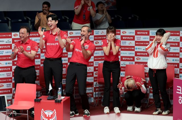 승리 후 기뻐하는 웰컴저축은행 선수단