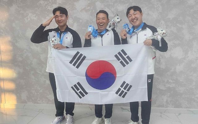 산탄총 스키트 남자 일반부 단체전 은메달을 딴 김민수, 이종준, 장자용(왼쪽부터)