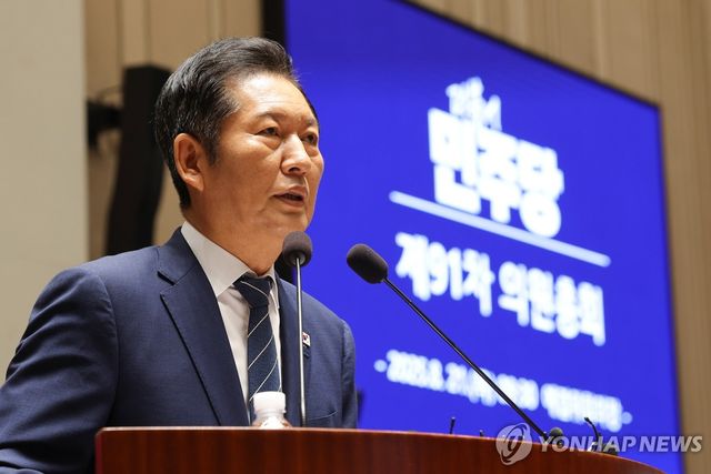 의원총회서 발언하는 정청래 대표