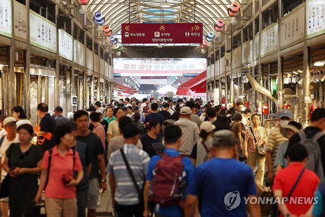 내수 회복됐나…붐비는 청량리종합시장