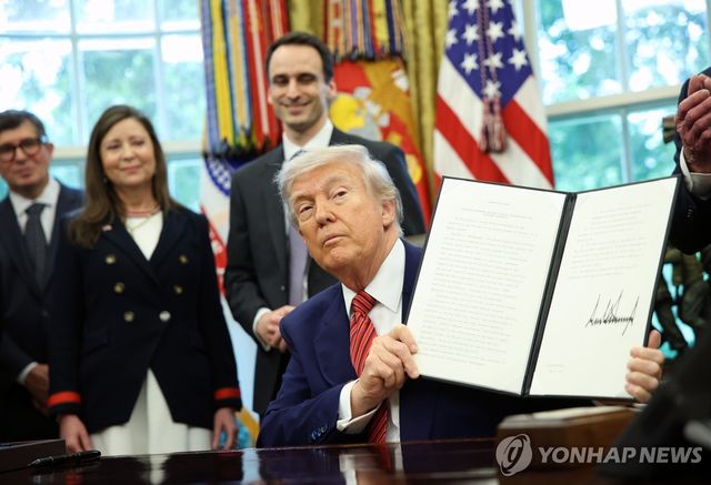 원전 확대 행정명령 서명한 트럼프 대통령