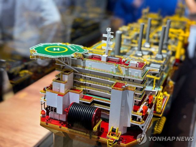 가이아나 에너지 엑스포에 전시된 석유시추선박 시설 모형