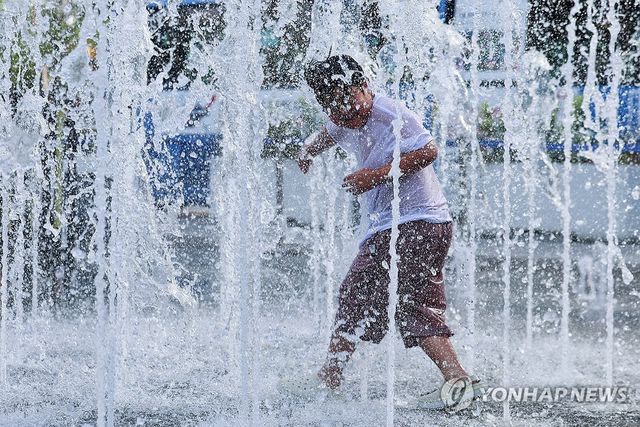 물놀이하는 아동