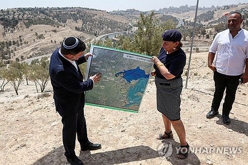 E1 정착지 계획도 들고 있는 이스라엘 베잘렐 스모트리히 재무장관