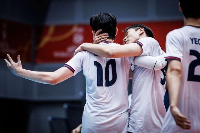 득점 후 기뻐하는 U-21 남자배구 대표팀의 윤경(10번)