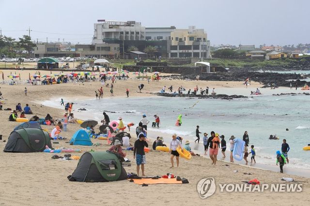 소나기에도 붐비는 제주 해수욕장
