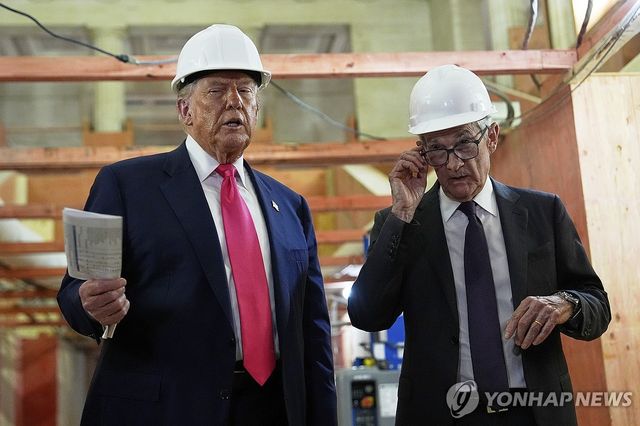 트럼프, FOMC 앞둔 연준 이례적 방문…"금리 낮춰 달라" 또 압박