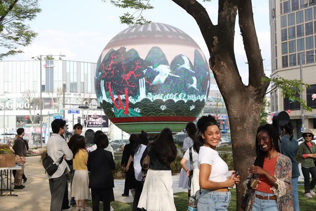 석촌호수 '더 스피어'를 찾은 관광객들