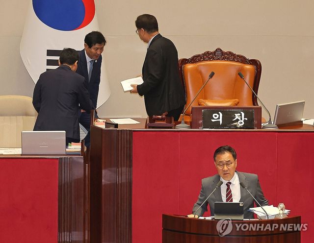 필리버스터 시작, 임무 교대하는 의장-부의장