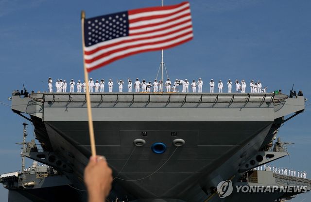 버지니아 노퍽기지 출항하는 미 해군 함정