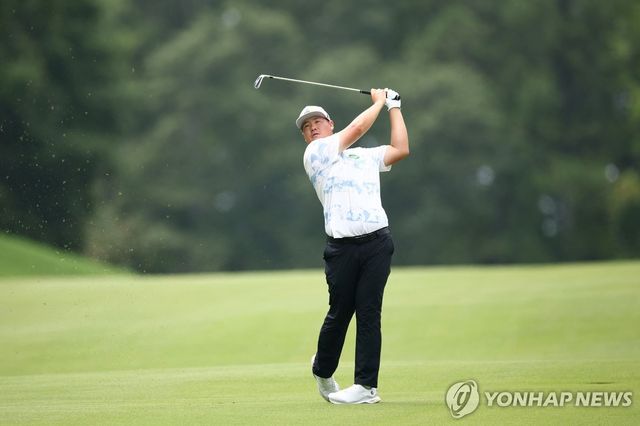 아이언샷 날리는 임성재