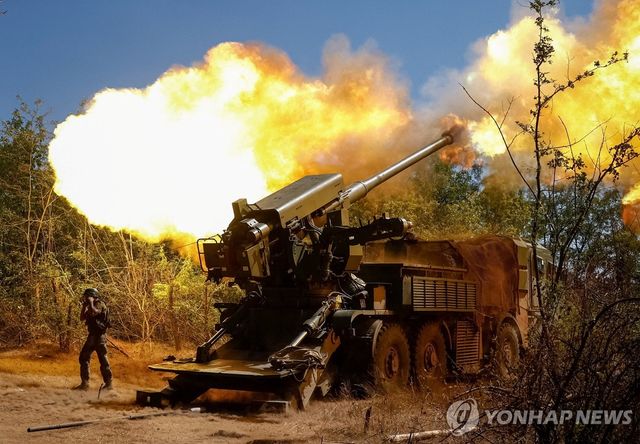 러시아군에 포격하는 우크라이나 포병