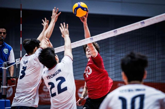 공방 펼치는 한국과 캐나다 U-21 남자배구 대표 선수들 