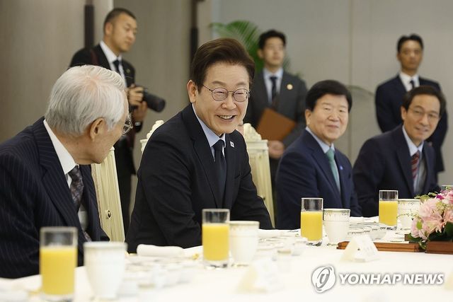 이재명 대통령과 민주당 상임고문단