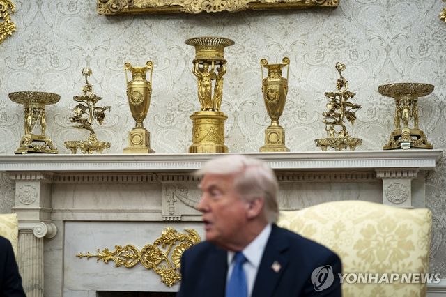 트럼프 미국 대통령과 금색으로 바뀐 백악관 인테리어