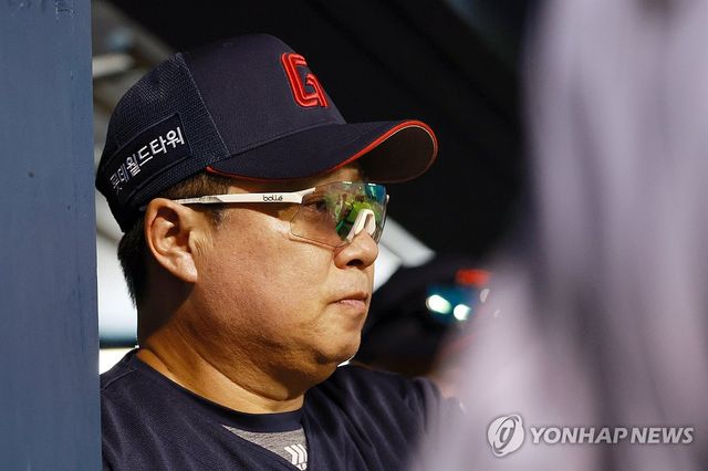 경기 지켜보는 롯데 김태형 감독