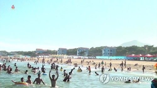 바다에서 해수욕 즐기는 북한 주민들 모습