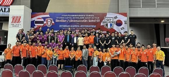 태국 전지훈련에 나선 현대캐피탈과 태국의 나콘랏차시마 선수들