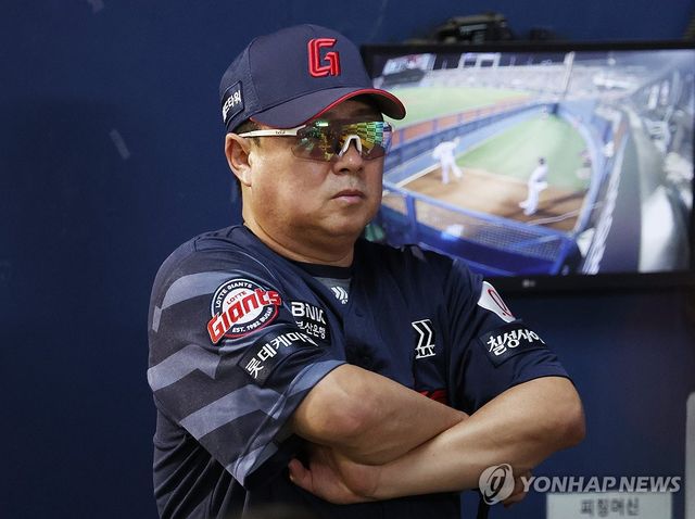 생각에 잠긴 김태형 감독