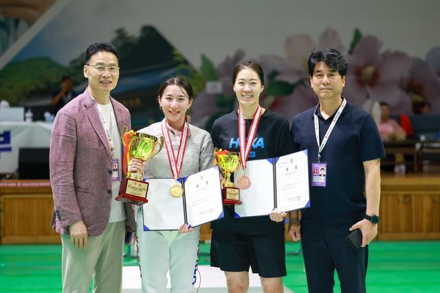 여자 사브르 개인전 우승한 김정미(왼쪽에서 두 번째)와 동메달 딴 서지연(오른쪽에서 두 번째) [대한펜싱협회 제공. 재판매 및 DB 금지]