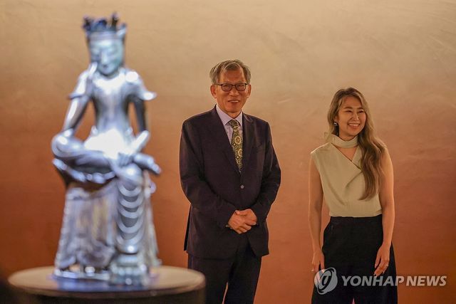 매기 강 감독에게 반가사유상 설명해 주는 유홍준 관장