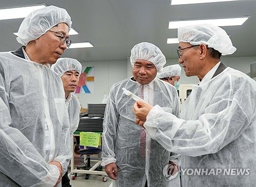 신경호 강원교육감이 2023년 직업계고 현장실습 기업을 점검하는 모습