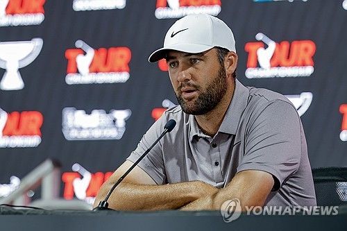 기자회견 하는 셰플러.