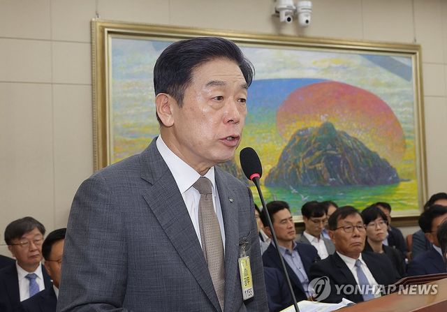 의원 질의 답변하는 독립기념관장