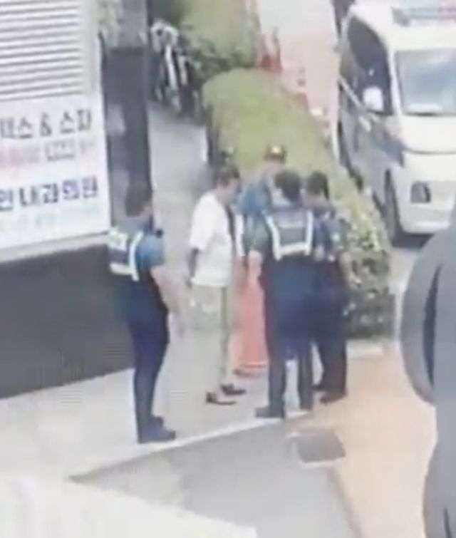 담배꽁초를 버리다 경찰에 붙잡힌 수배자