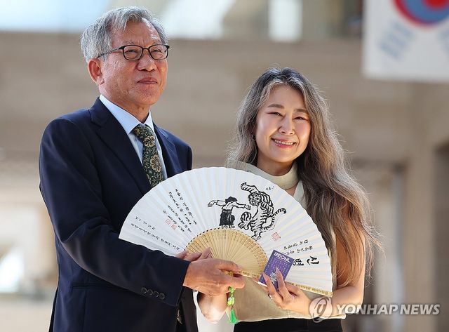 유홍준 관장으로부터 선물 받는 '케데헌' 매기 강 감독