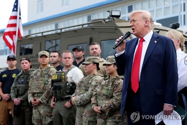 워싱턴DC 치안 활동 요원들 격려하는 트럼프