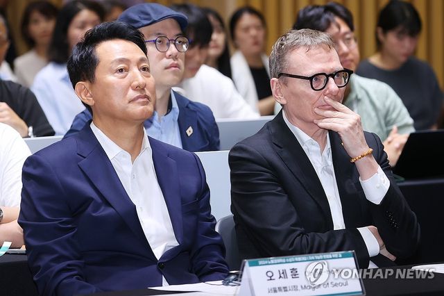 영상 보는 오세훈 서울시장과 제임스 로빈슨 교수
