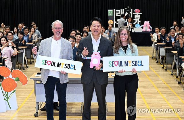 기념 촬영하는 오세훈 서울시장