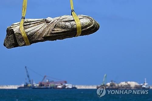 이집트 북부 아부키르만 앞 지중해에서 끌어올린 고대 유물