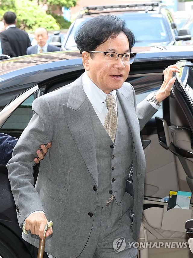 UAE 대통령 접견장 향하는 이재현 CJ 회장