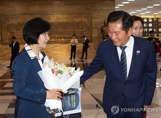 인사 나누는 추미애 의원과 정청래 대표