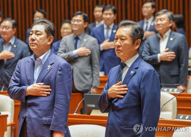 국기에 경례하는 정청래-김병기