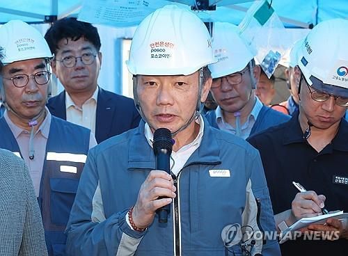 질문에 답하는 송치영 포스코이앤씨 사장(광명=연합뉴스) 홍기원 기자 = 6일 송치영 포스코이앤씨 사장이 작업자가 중상을 입고 의식불명에 빠진 사고가 발생한 경기도 광명시 포스코이앤씨 고속도로 건설공사 현장에서 더불어민주당 을지로위원회 위원들의 질의에 답하고 있다. 지난 4일 미얀마 국적의 30대 남성 근로자 A씨가 지하에 설치된 양수기 펌프가 고장을 일으키자 점검하기 위해 아래로 내려갔다가 감전 사고를 당해 심정지 상태로 병원에 이송됐다. 2025.8.6 xanadu@yna.co.kr