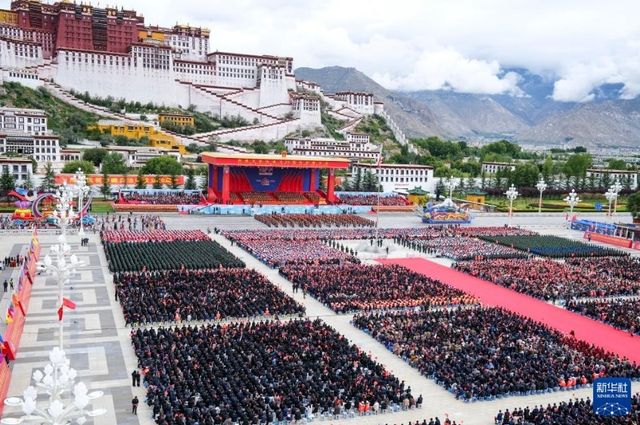 포탈라(布達拉)궁 광장에서 열린 시짱(西藏·티베트) 자치구 성립 60주년 경축 행사