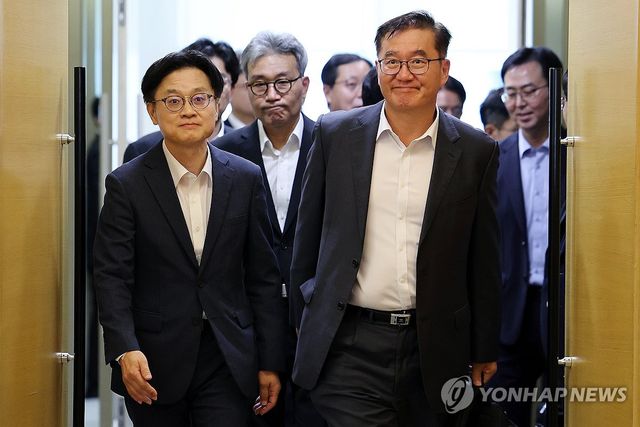 석유화학업계 CEO들과 자율협약식 갖는 김정관 장관