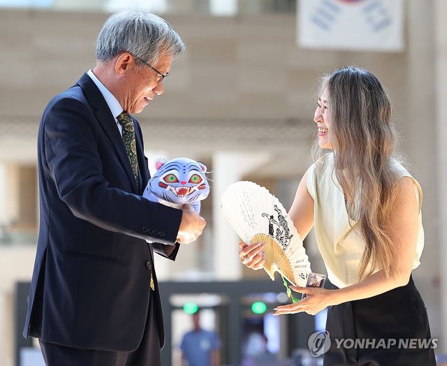 '더피' 인형 답례로 전달하는 매기 강 감독